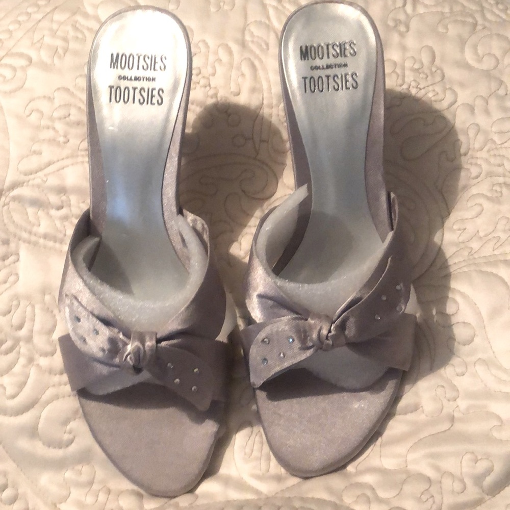 Mootsies tootsies silver satin slide sandals nib 8